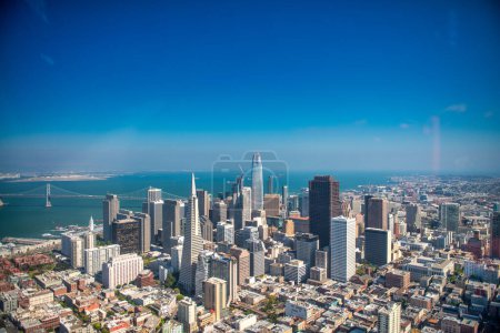 Foto de Vista aérea del horizonte del centro de San Francisco en un día soleado, California. - Imagen libre de derechos