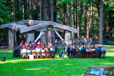 Téléchargez les photos : Whistler, Canada - Le 12 août 2017 : Un mariage célébré à Whistler. - en image libre de droit