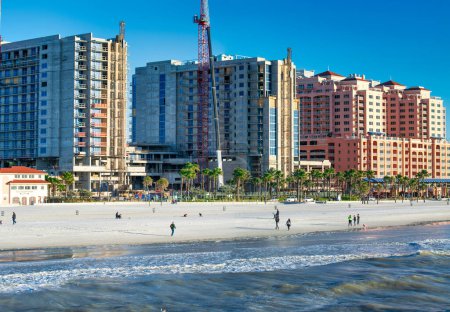 Téléchargez les photos : Clearwater, FL - 5 février 2016 : Bâtiments le long de la plage de la ville. - en image libre de droit