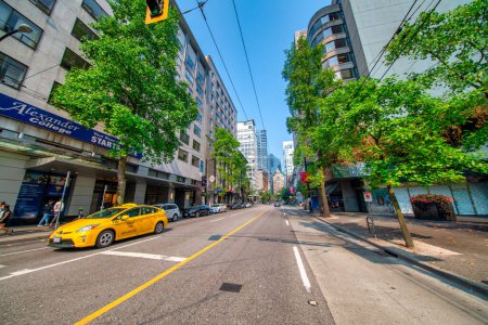 Foto de Vancouver, Canadá - 10 de agosto de 2017: Edificios y calles del centro de la ciudad en un día de verano. - Imagen libre de derechos
