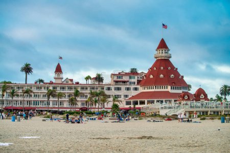 Foto de San Diego - 30 de julio de 2017: Hotel Coronado al atardecer en la playa. - Imagen libre de derechos