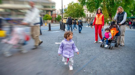 Téléchargez les photos : Une famille heureuse le long des rues de Londres. - en image libre de droit