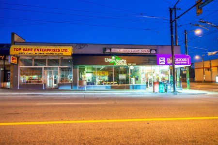 Téléchargez les photos : Vancouver, Canada - Le 8 août 2017 : Rues à Gastown la nuit. - en image libre de droit