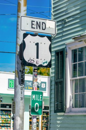 Téléchargez les photos : Key West, FL - 21 février 2016 : Début de la signalisation routière de l'autoroute 1 en Floride. - en image libre de droit