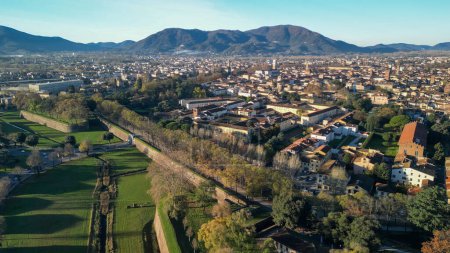 Téléchargez les photos : Vue aérienne de la ville médiévale de Lucques, Toscane Italie. - en image libre de droit
