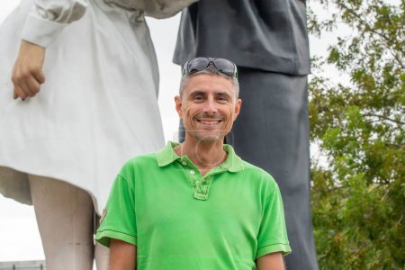 Foto de Un hombre feliz frente a la estatua de rendición incondicional en Sarasota, Florida. - Imagen libre de derechos