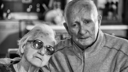 Foto de Dos ancianos mayores abrazándose en casa con amor. - Imagen libre de derechos