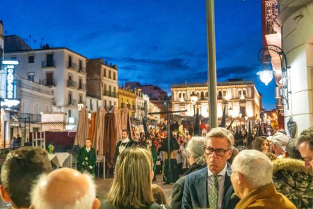 Foto de Ronda, España - 6 de abril de 2023: Calles de Ronda por la noche para la procesión de Pascua, ciudad mora española - Imagen libre de derechos