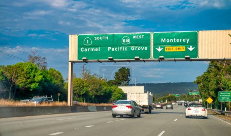 Téléchargez les photos : Carmel, CA - 4 août 2017 : Route vers Monterey par une matinée ensoleillée. - en image libre de droit