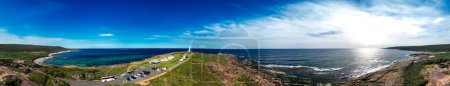 Téléchargez les photos : Le phare de Cape Leeuwin est la pointe continentale la plus au sud-ouest de l'Australie. - en image libre de droit