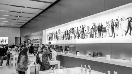 Téléchargez les photos : Adélaïde, Australie - 15 septembre 2018 : Intérieur d'un Apple Store moderne dans le centre-ville. - en image libre de droit