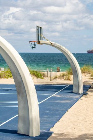 Téléchargez les photos : Aire de jeux de basket le long de la plage. - en image libre de droit