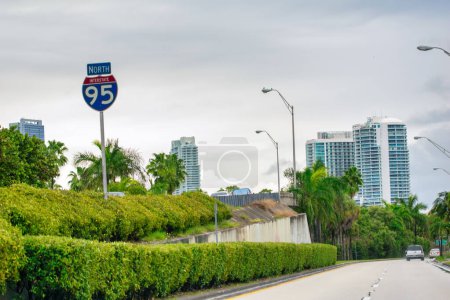 Téléchargez les photos : Route vers le centre-ville de Miami avec la circulation. - en image libre de droit