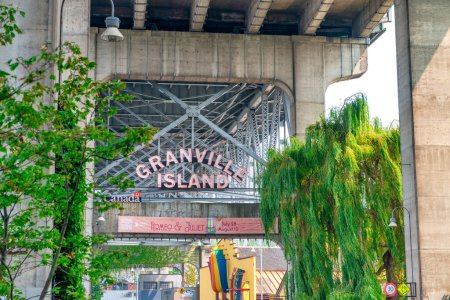 Téléchargez les photos : Vancouver, Canada - Le 10 août 2017 : Paysage de l'île Granville par une journée ensoleillée d'été - en image libre de droit