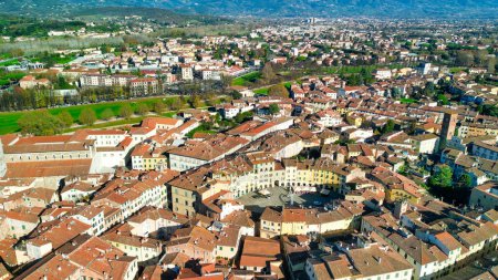 Foto de Vista aérea de Lucca ciudad medieval, Toscana - Italia. - Imagen libre de derechos