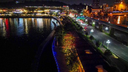 Téléchargez les photos : Vue aérienne de Sentosa Boardwalk la nuit, Singapour. - en image libre de droit