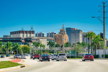 Téléchargez les photos : West Palm Beach, Floride - 26 février 2016 : Circulation vers West Palm Beach par une journée ensoleillée. - en image libre de droit