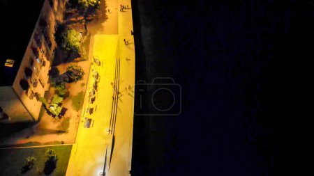 Téléchargez les photos : Zadar la nuit, Croatie. Vue aérienne de la promenade avec orgue de mer et salutation au point de repère du soleil - en image libre de droit