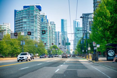 Téléchargez les photos : Vancouver, Canada - Le 10 août 2017 : Circulation urbaine au centre-ville. - en image libre de droit