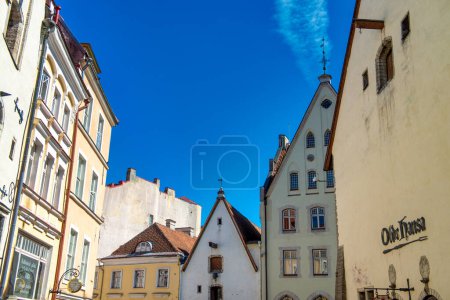 Téléchargez les photos : Tallinn, Estonie - 15 juillet 2017 : Rues de Tallinn et bâtiments médiévaux par une journée ensoleillée d'été. - en image libre de droit