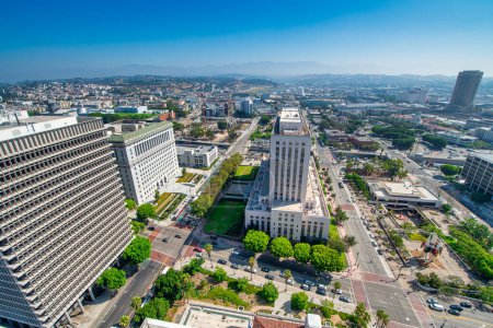 Foto de Los Angeles, CA - 27 de julio de 2017: Vista aérea del centro de Los Ángeles en un día soleado. - Imagen libre de derechos