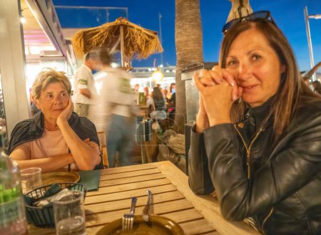 Téléchargez les photos : Deux femmes au restaurant en attente de dîner. - en image libre de droit
