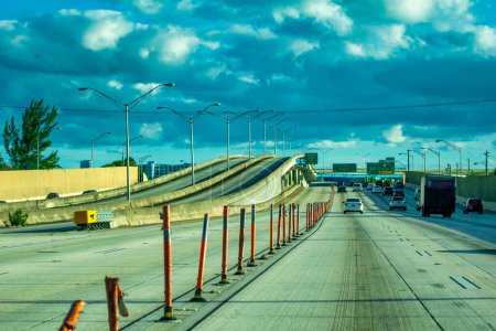 Téléchargez les photos : Miami, Floride - Février 28, 2016 : Trafic le long de la Floride interstate. - en image libre de droit