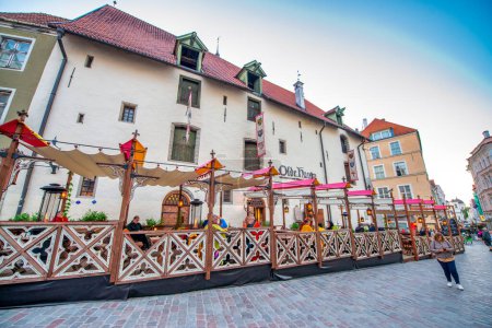 Téléchargez les photos : Tallinn, Estonie - 14 juillet 2017 : Rues et bâtiments médiévaux de Tallinn par une journée d "été. - en image libre de droit