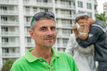 Téléchargez les photos : Un homme heureux devant la statue de la reddition inconditionnelle à Sarasota, en Floride. - en image libre de droit