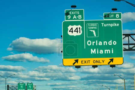 Téléchargez les photos : Orlando Miami panneau routier, Floride. - en image libre de droit