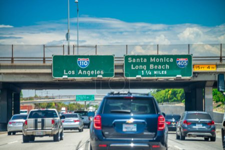 Téléchargez les photos : Santa Monica, Californie - 1er août 2017 : Route vers San Francisco et la circulation. - en image libre de droit