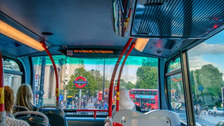 Foto de Londres - septiembre de 2012: Autobús rojo de dos pisos por las calles de la ciudad. - Imagen libre de derechos