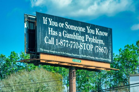 Foto de Gulfport, Misisipí - 12 de febrero de 2016: Problema de juego banner de carretera alerta con número de llamada ayuda. El juego es un problema importante en EE.UU.. - Imagen libre de derechos