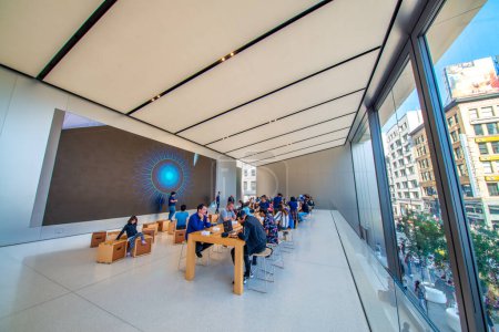 Téléchargez les photos : San Francisco, Californie - 6 août 2017 : Bâtiment technologique moderne Apple Store. - en image libre de droit