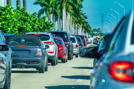 Téléchargez les photos : West Palm Beach circulation routière par une journée ensoleillée, Floride. - en image libre de droit