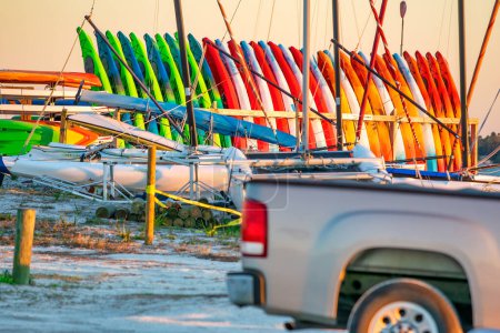 Foto de Canoas coloridas en Honeymoon Island, Florida. - Imagen libre de derechos