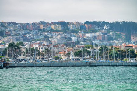 Téléchargez les photos : San Francisco skyline à partir d'un bateau de croisière. - en image libre de droit