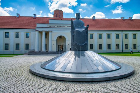 Téléchargez les photos : Vilnius, Lituanie - 10 juillet 2017 : Musée national par une journée ensoleillée d'été. - en image libre de droit
