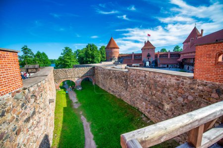 Foto de Trakai, Lituania - 10 de julio de 2017: Castillo isla de Trakai en el lago Galve, cerca de Vilna. - Imagen libre de derechos