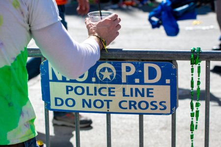 Téléchargez les photos : New Orleans Police Department - Police Line Do Not Cross sign for Mardi Gras event. - en image libre de droit