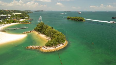 Téléchargez les photos : Sentosa Beach, Singapour. Vue aérienne de la plage et du littoral par une journée ensoleillée. - en image libre de droit