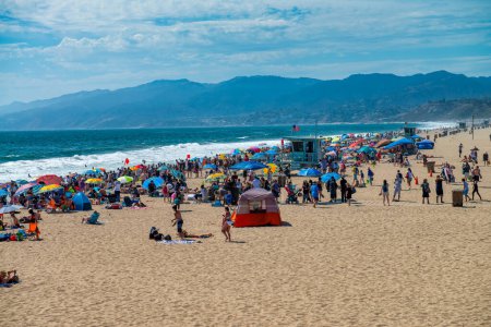 Téléchargez les photos : Santa Monica, Californie - 1er août 2017 : La belle plage de Santa Monica par une journée ensoleillée. - en image libre de droit