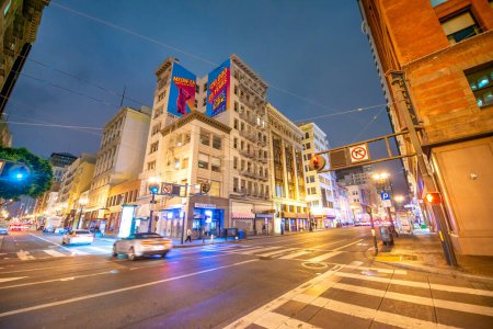 Téléchargez les photos : San Francisco, CA - 6 août 2017 : Rues et bâtiments de la ville la nuit. - en image libre de droit