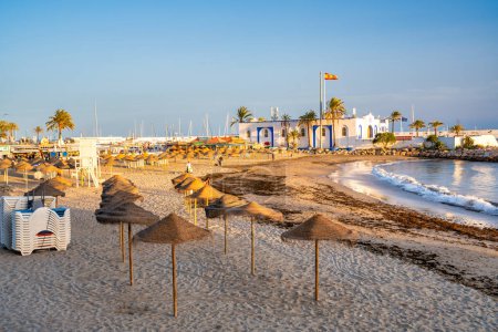 Foto de Marbella, España - 5 de abril de 2023: Playa de la ciudad al atardecer con turistas. - Imagen libre de derechos