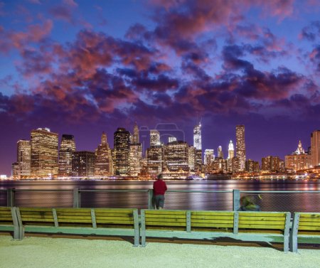 Foto de Ciudad de Nueva York skyline por la noche. - Imagen libre de derechos