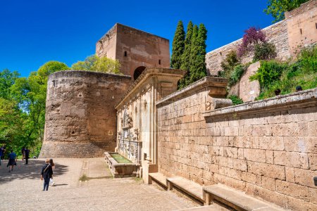 Foto de Granada, España - 13 de abril de 2023: Los turistas visitan Alcazaba de la Alhambra. - Imagen libre de derechos