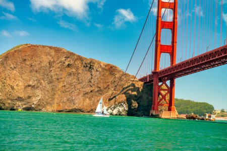 Téléchargez les photos : San Francisco, Golden Gate Bridge d'un bateau de croisière. - en image libre de droit