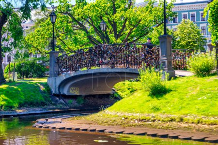 Téléchargez les photos : Riga, Lettonie - 7 juillet 2017 : Parc de la ville de Riga par une journée d'été ensoleillée. - en image libre de droit