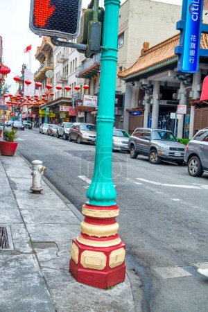 Foto de San Francisco, CA - 6 de agosto de 2017: Calles y edificios a lo largo de Chinatown. - Imagen libre de derechos