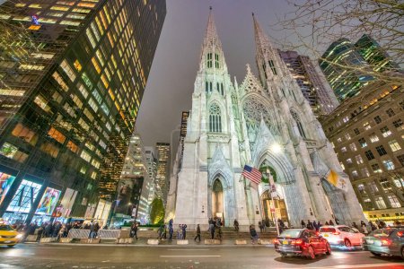 Téléchargez les photos : New York - 30 novembre 2018 : Cathédrale St Patrick à Midtown Manhattan la nuit. - en image libre de droit